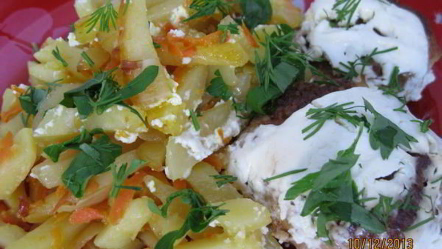 Рецепт жаркого в горшочках с котлетами