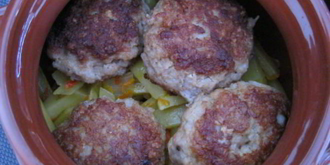 Рецепт жаркого в горшочках с котлетами