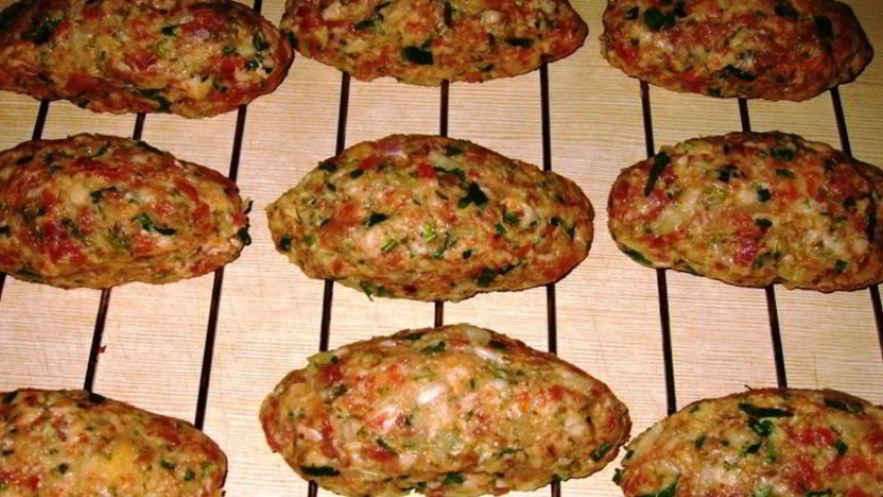 Рецепт мясных зраз с травами и сыром