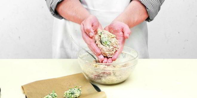 Рецепт мясных зраз с травами и сыром