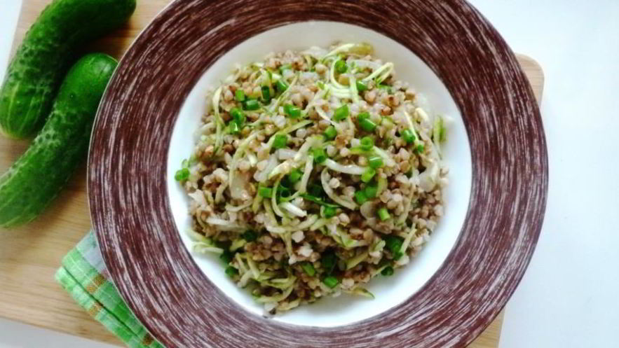 Рецепт гречки с огурцом и луком