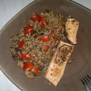 Рецепт Гречки с овощами, грибами и форель в собственном соку