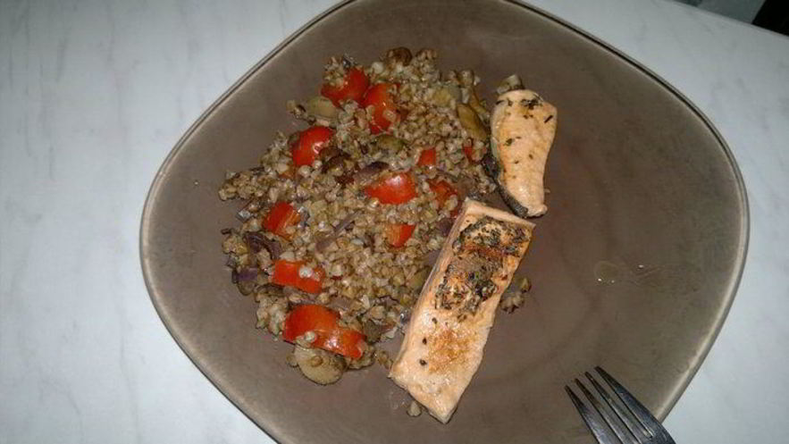 Рецепт гречки с овощами, грибами и форель в собственном соку