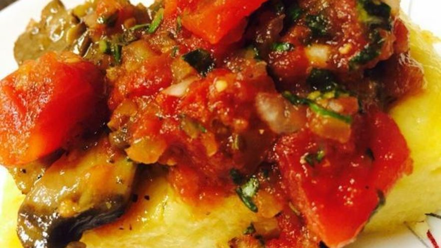 Рецепт поленты под соусом из грибов и томатов