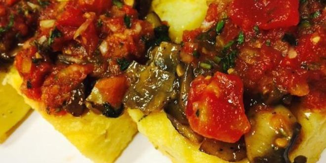 Рецепт поленты под соусом из грибов и томатов