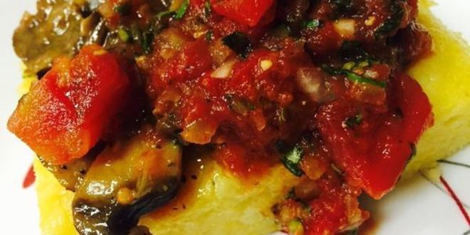 Рецепт поленты под соусом из грибов и томатов