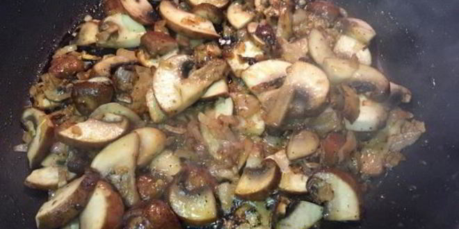 Рецепт поленты под соусом из грибов и томатов