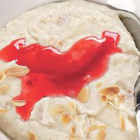 Рецепт Бубертса — манной каши со взбитыми яйцами под клюквенным соусом