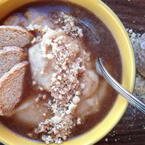 Рецепт Грушевой манной каши с имбирем, пряничной крошкой и коричным соусом