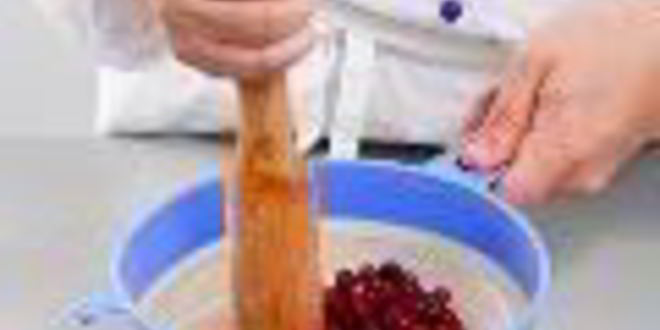 Рецепт манной каши на клюквенном соке в мультиварке