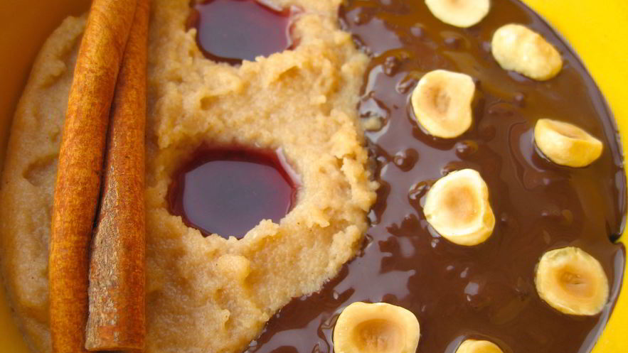 Рецепт манной каши с фундуком, темным шоколадом и клюквенно-гранатовым соусом