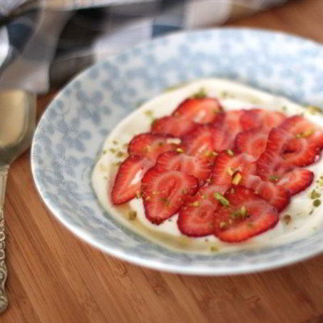 Рецепт Манной каши с клубникой и розовой водой