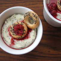 Рецепт Манной каши с маком, сушками и малиновым вареньем