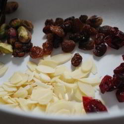 Рецепт Манной каши с шоколадной пастой и миндальными хлопьями