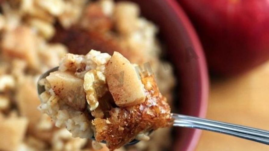 Рецепт ночной овсяной каши с яблоками и орехами в мультиварке