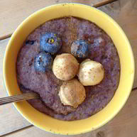 Рецепт Овсяной каши с бананом, голубикой и кленовым сиропом