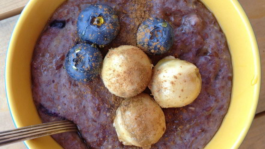 Рецепт овсяной каши с бананом, голубикой и кленовым сиропом