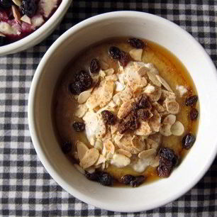 Рецепт Овсяной каши с виски, изюмом и миндалем