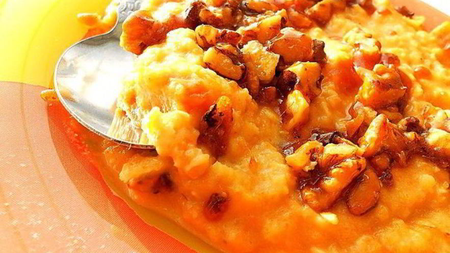 Рецепт овсяной каши с яблоком и карамельными орешками