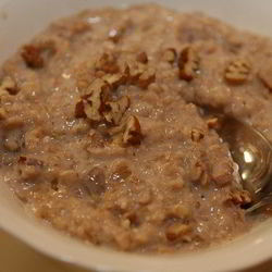 Рецепт Овсянки с кленовым сиропом и орехами пекан