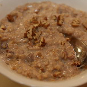 Рецепт Овсянки с кленовым сиропом и орехами пекан