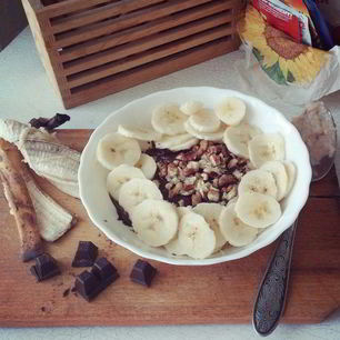 Рецепт Овсянки с темным шоколадом, бананом и грецким орехом