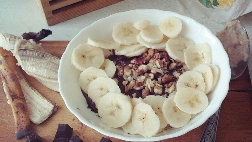Рецепт овсянки с темным шоколадом, бананом и грецким орехом