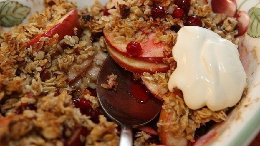 Рецепт овсянки с яблоками, клюквой и орехами пекан