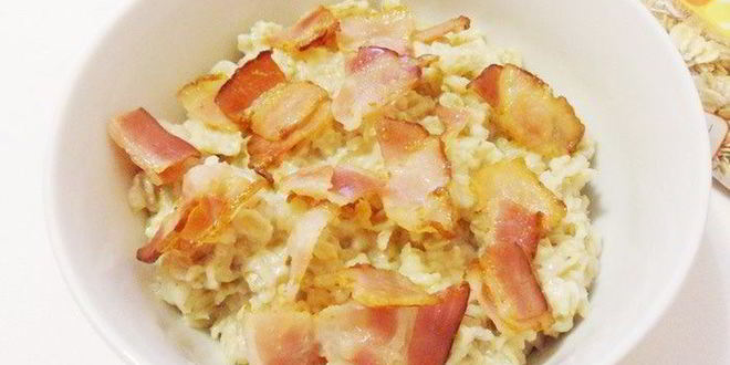 Рецепт пикантной овсянки с беконом и сыром