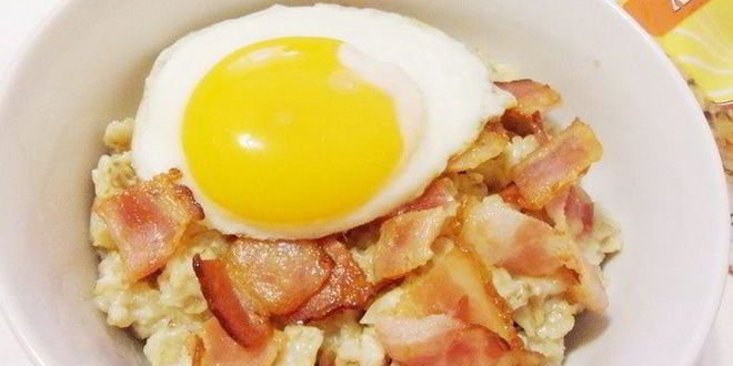 Рецепт пикантной овсянки с беконом и сыром