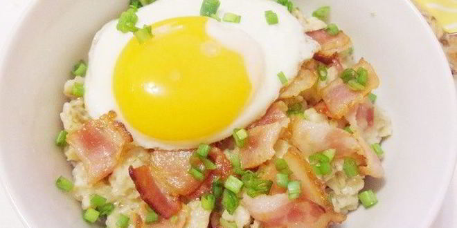 Рецепт пикантной овсянки с беконом и сыром