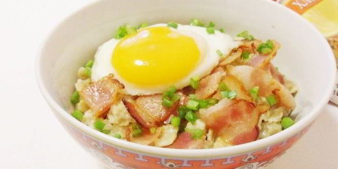 Рецепт пикантной овсянки с беконом и сыром