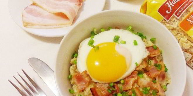 Рецепт пикантной овсянки с беконом и сыром