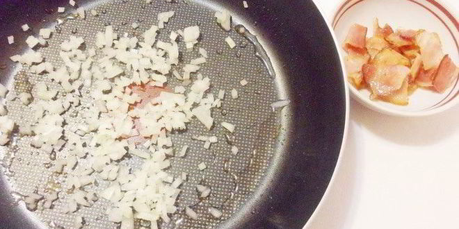 Рецепт пикантной овсянки с беконом и сыром