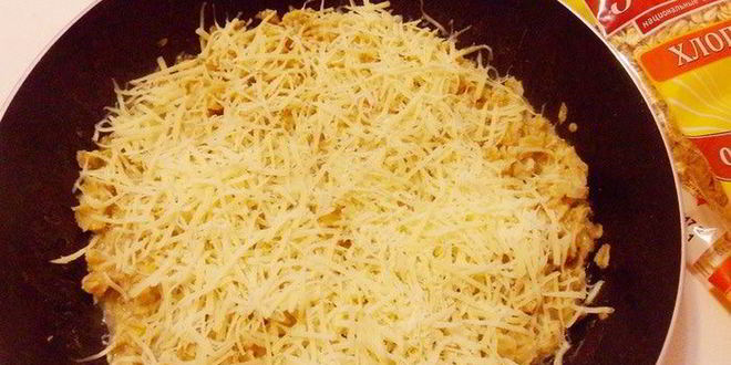Рецепт пикантной овсянки с беконом и сыром
