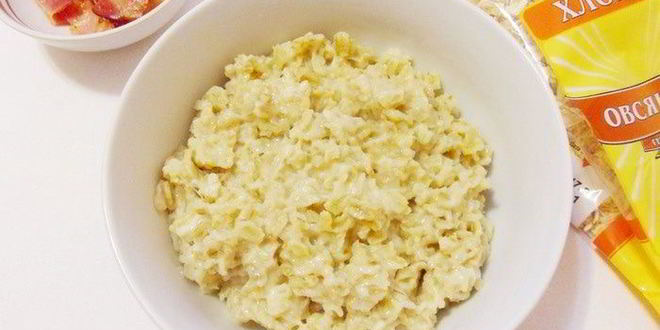 Рецепт пикантной овсянки с беконом и сыром