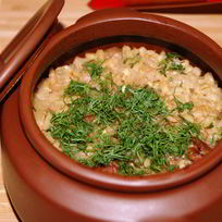 Каша перловая с мясом, запеченная в горшочке