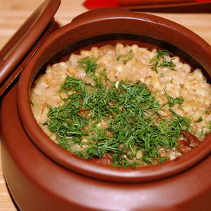 Рецепт Каши перловой с мясом, запеченная в горшочке