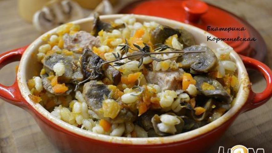 Рецепт перловой каши с мясом и грибами в горшочке