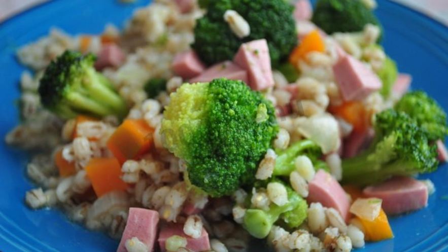 Рецепт перловой каши с сосисками и овощами в мультиварке