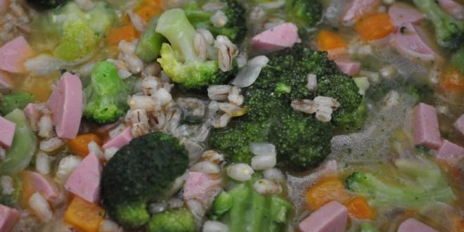 Рецепт перловой каши с сосисками и овощами в мультиварке