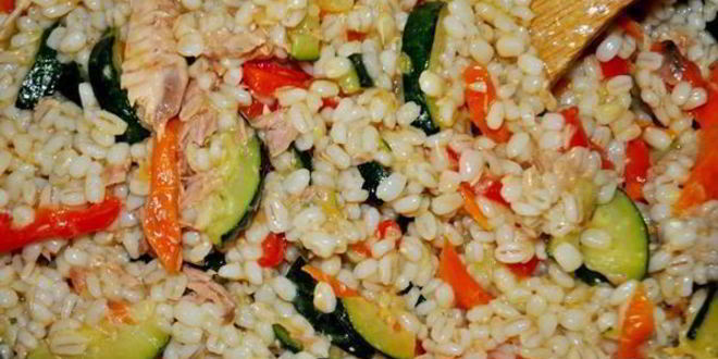 Рецепт перловой каши с тунцом и овощами