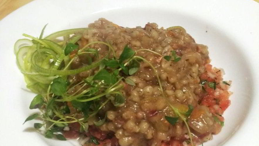 Рецепт перловой каши с тушеной говядиной и конкассе из томатов