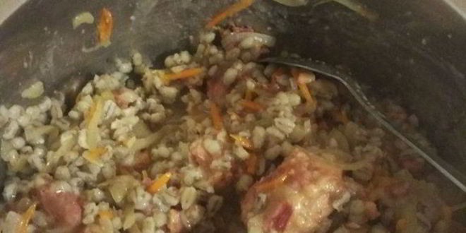 Рецепт перловой каши с тушеной говядиной и конкассе из томатов