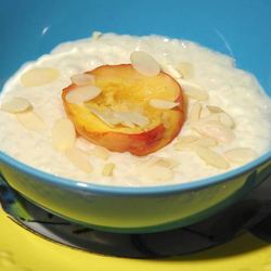 Рецепт Рисовой каши с белым шоколадом и запеченными персиками