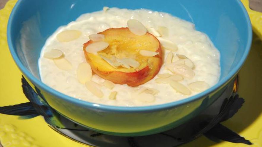 Рецепт рисовой каши с белым шоколадом и запеченными персиками