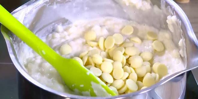 Рецепт рисовой каши с белым шоколадом и запеченными персиками