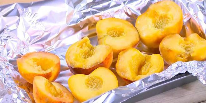 Рецепт рисовой каши с белым шоколадом и запеченными персиками