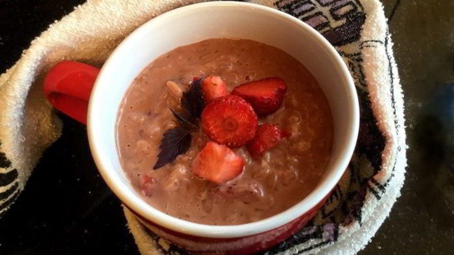 Рецепт рисовой каши с клубникой и шоколадом