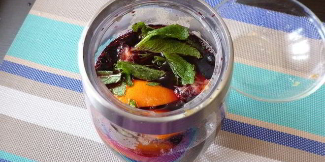 Рецепт черничного холодного чая с мятой и базиликом